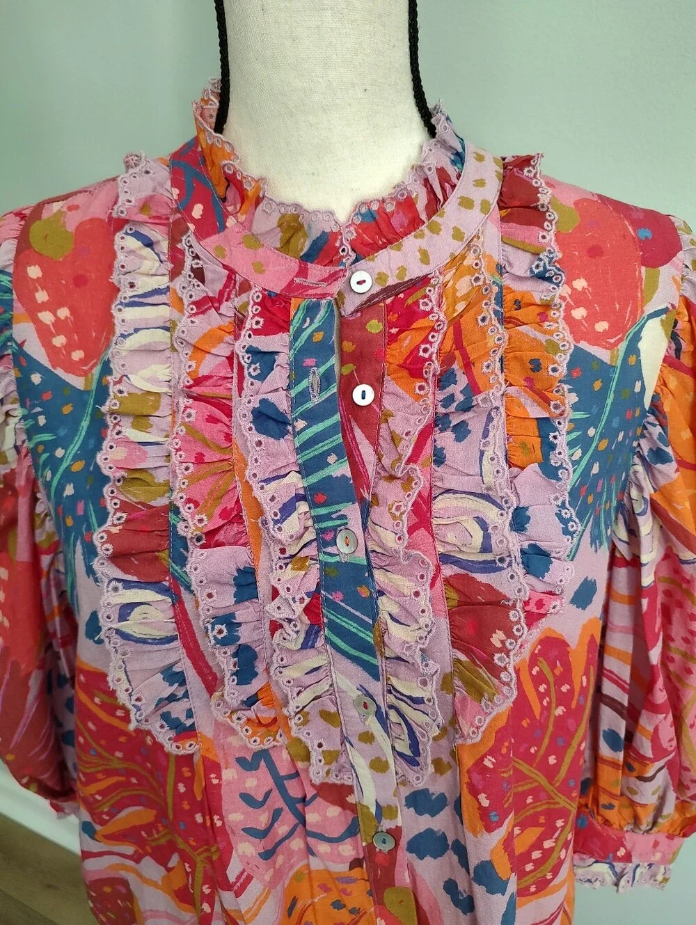 FARM Rio Lilac Colorful Party Blouse Ruffle Puff Sleeve Pink Tropical Bird M